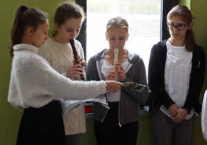 Uczennica gra na flecie w Hospicjum